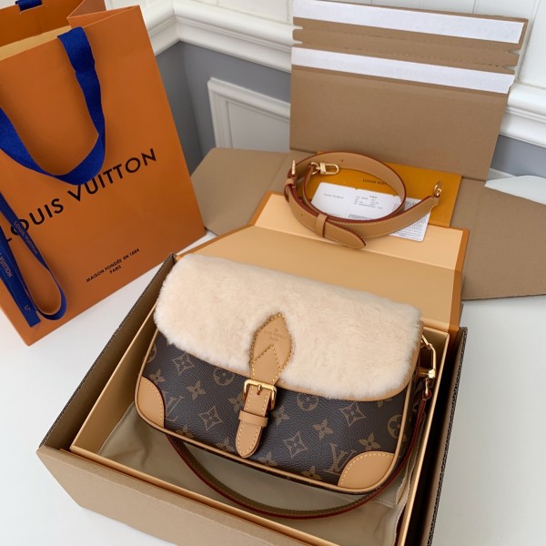 「#438」LOUIS VUITTON DIANE baguette M46317 size:9*15*24cm