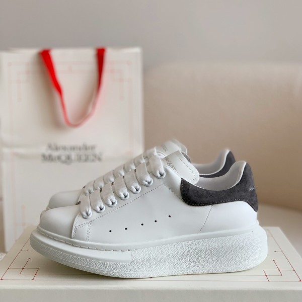 Alexander McQueen MQ Dark grey velvet tail Sneakers