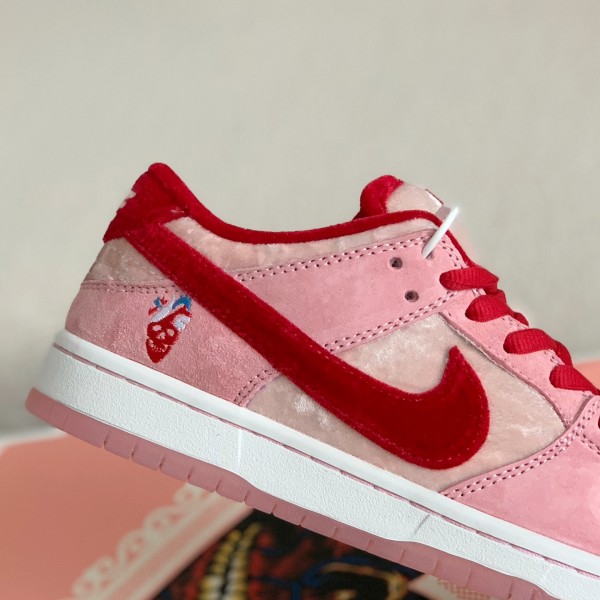 NIKE x SB Dunk Low Sneakers