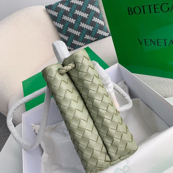 BOTTECA VENETA Knit handbags   Size：32*24*12cm