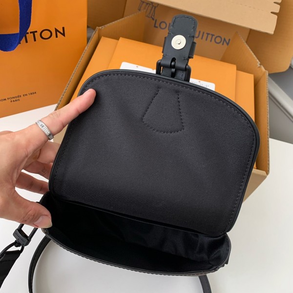 Louis Vuitton New season Montsouris Small Messenger Bag M47060  Size：20*17*7cm