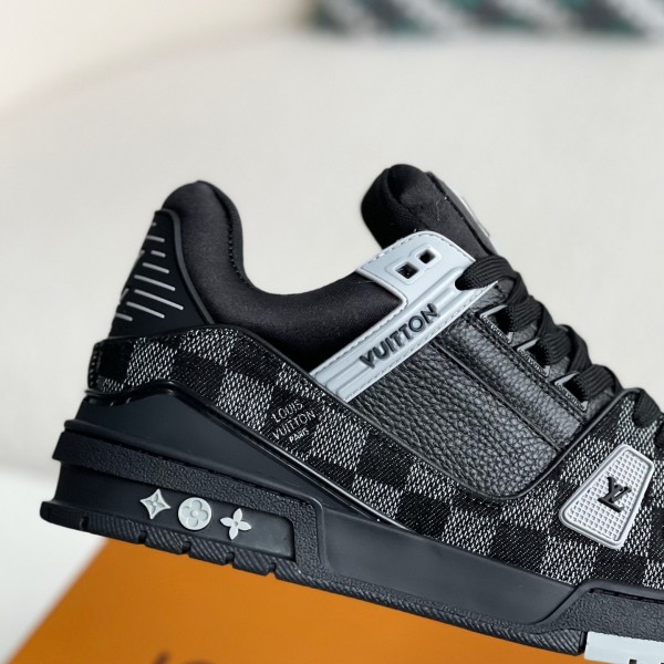 LOUIS VUITTON SNEAKERS