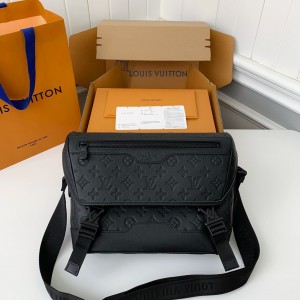「#3138」New Louis Vuitton VOYAGER small men's messenger bag M25121 Size: 33*22.5*11cm