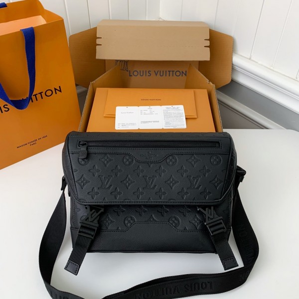 「#3138」New Louis Vuitton VOYAGER small men's messenger bag M25121 Size: 33*22.5*11cm