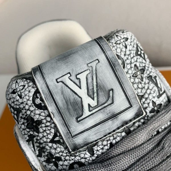 LOUIS VUITTON SNEAKERS
