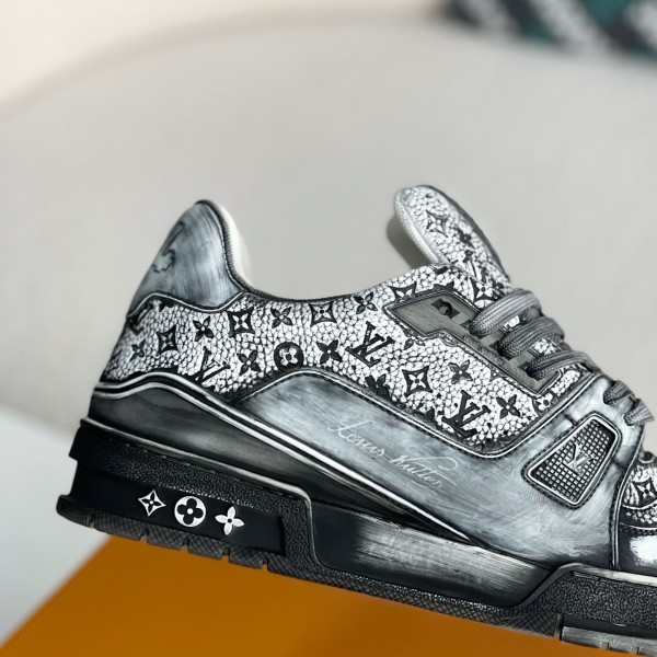 LOUIS VUITTON SNEAKERS